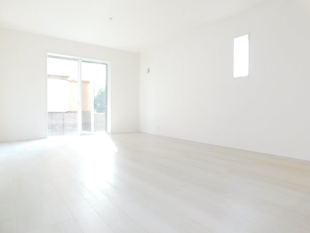 津島市江東町２丁目の新築一戸建の居間・リビング|◇リビング◇　　南面で明るいリビング１６．０帖　大容量パントリー完備！