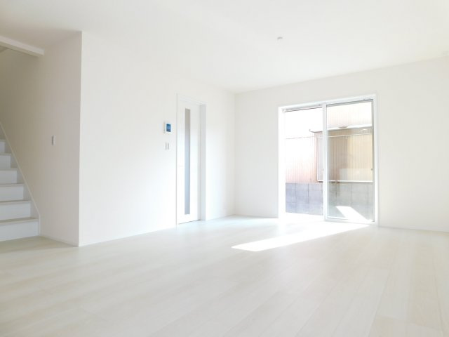 津島市江東町２丁目の新築一戸建の居間・リビング|◇リビング◇　　南面で明るいリビング１６．０帖　家族のコミュニケーションが自然と増える人気のリビング階段♪