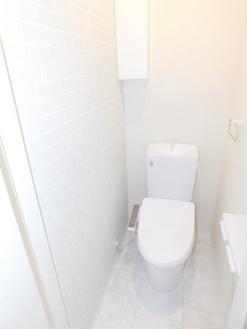 津島市江東町２丁目の新築一戸建のトイレ|◇トイレ◇　　１・２階　シャワートイレ　節水タイプ　収納完備