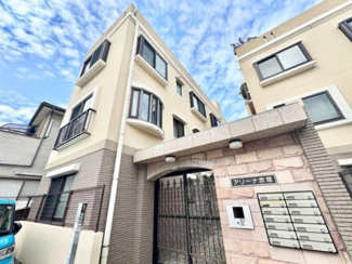 【外観】 | モダンでスタイリッシュな印象を与えるクリームカラーを基調とした外観。