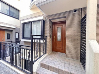 【その他共用部分】 | 清潔感と歓迎感があるエントランスホールとなります。