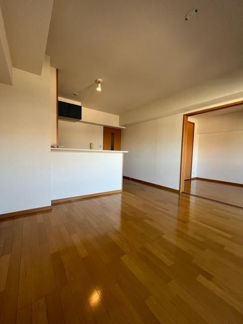 ラフィーク板付の居間・リビング