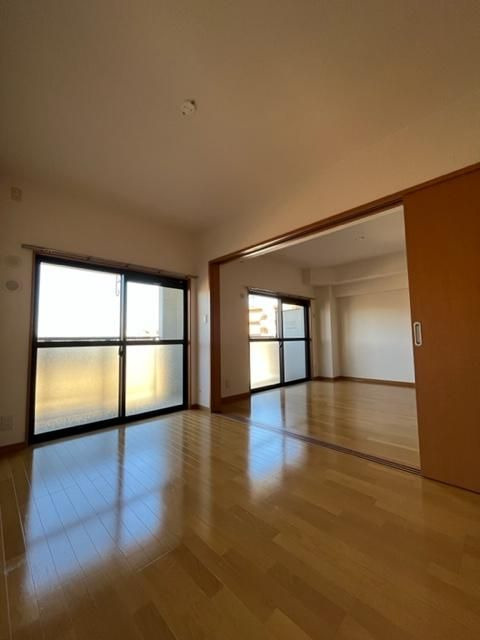 ラフィーク板付の居間・リビング