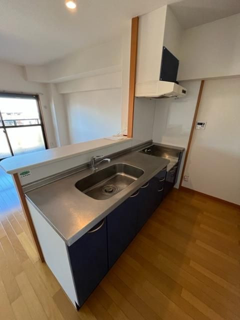 ラフィーク板付のキッチン