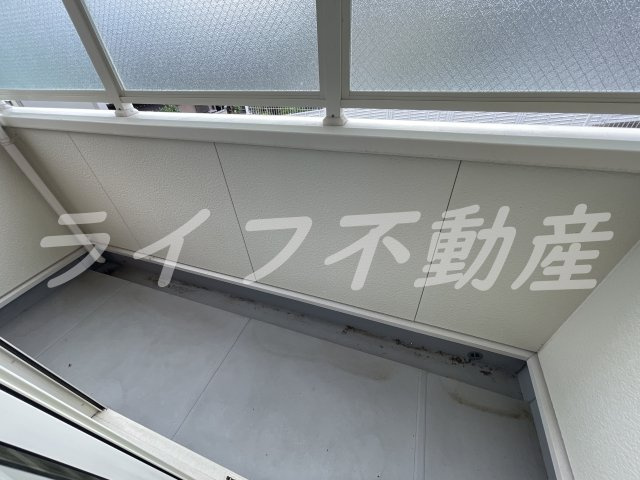 エミュール5のバルコニー|外からの目が気にならないバルコニーで洗濯物が干せます