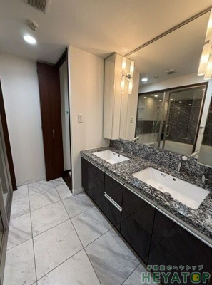 【洗面所】 | REPOSER名駅南 | 忙しい朝の身支度に便利なシャワー付き洗面化粧台