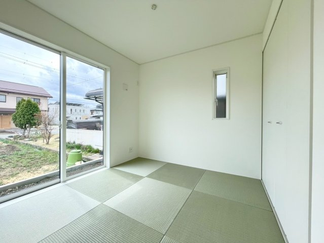 長野市稲里第３の洋室|日当たり風通しともに良好！明るく朝を迎えられるつくりになっています♪　３号棟