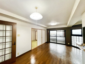 【居間・リビング】 | ベルク浜寺公園 | 【３WAY利用可能】南海本線「浜寺公園」駅まで徒歩８分・阪堺電気軌道阪堺線「浜寺駅前」駅まで徒歩１０分・ＪＲ阪和線「東羽衣」駅まで徒歩１５分！毎日の通勤や通学に便利ですね！