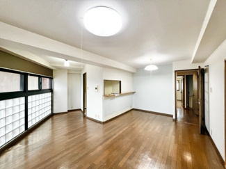 【居間・リビング】 | ベルク浜寺公園 | 【リビング】ＬＤＫ約１６．５帖！大きな窓のあるリビングは、陽光あふれる明るい空間です！居心地良く、ご家族皆がゆったり寛げる憩いの空間となりそうです♪