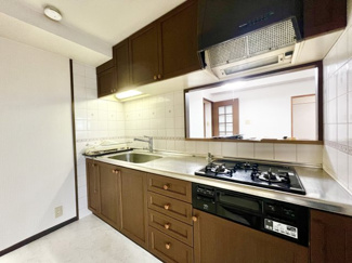 【キッチン】 | ベルク浜寺公園 | 【システムキッチン】システムキッチンがあります♪収納があるおかげでキッチンも広く利用できるのは、お料理される方の嬉しいポイント♪