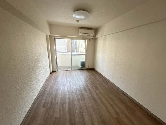 神明マンションの洋室