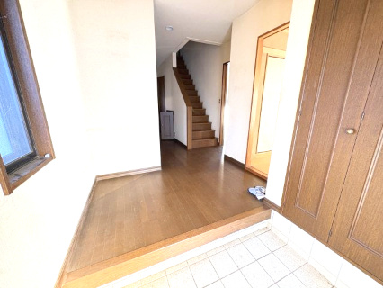 東松山市東平　中古戸建の玄関