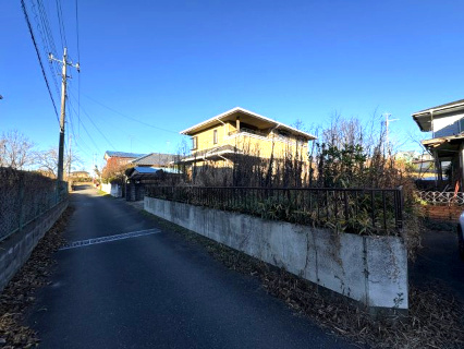 東松山市東平　中古戸建の前面道路含む現地写真|西側幅員約2.9ｍ公道に17ｍ接道