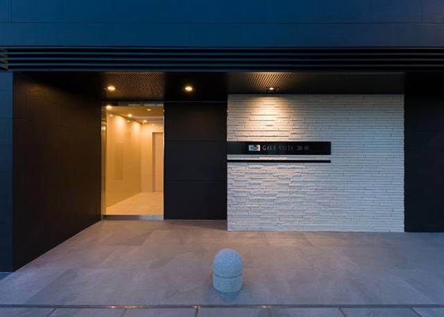 調布市小島町３丁目の賃貸マンションのエントランス