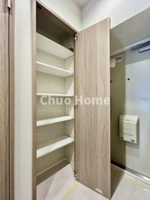 【玄関】 | 洋伸東大島マンション | 【玄関】玄関には大型のシューズクローゼットを設置しておりますのでいつでもスッキリりとした空間を保てます。玄関周りを清潔に使うのはとても大事なことですよね。