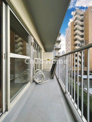 【バルコニー】 | 洋伸東大島マンション | 【バルコニー】幅もあって、奥行きもあるゆとりのバルコニー。洗濯物を干したり乾かしたりだけでなく、ただ出てみるだけでも気持ちいいですよ。