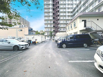 【駐車場】 | 洋伸東大島マンション | 【敷地内駐車場】最新の空き状況や費用などの詳細は担当スタッフまでお問い合わせください。