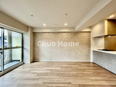 【キッチン】 | 洋伸東大島マンション | 視界に広がりを生むオープンなキッチン。料理や片付けをしながら、家族との会話を楽しんだり、リビングで遊ぶ子どもを見守れます。ご見学時には家具の配置などもイメージしながらぜひご覧になって見て下さい。