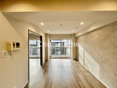 【居間・リビング】 | 洋伸東大島マンション | 【リビングダイニング】一日の中で多くの時間を過すことになるリビングダイニングだからこそ、いつも穏やかな空間であることが必然。爽やかな通風と採光を存分に感じる事が出来る空間です。