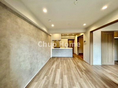 【ダイニング】 | 洋伸東大島マンション | 【ダイニング】忙しい朝でも、しっかり家族が揃って食事をして頂けるゆとりある大きさのダイニングスペース。奥様が作る手料理をカウンター越しに受けとって頂き、テーブルで囲む素敵な時間を存分に愉しんで下さい。