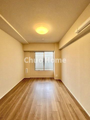 【寝室】 | 洋伸東大島マンション | 【寝室】心と体をゆったりと安らげる主寝室。寝室のゆとりが大きい分だけ、暮らしの安らぎは深まります。一日の疲れを癒すだけでなく、ご夫婦の親密な語らいを紡ぎ出します