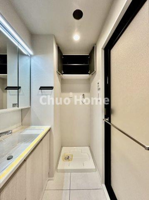 【ランドリースペース】 | 洋伸東大島マンション | 【ランドリースペース】担当者がスケールを持ち歩いておりますので、ご見学時には現在お使いの洗濯機などがきちんと収まるかなどもチェックして下さい。見学前に測っておくと非常に便利だと思います。