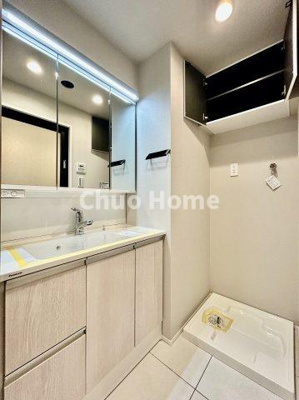 【脱衣所】 | 洋伸東大島マンション | 【洗面所】明るい洗面所は朝をすっきりさせてくれる空間です。バタバタしている忙しい朝でも収納が多い洗面台では短い時間で効率良く支度ができます。