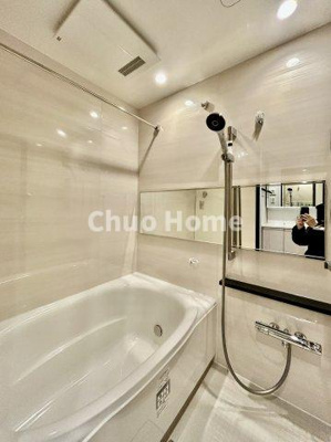 【浴室】 | 洋伸東大島マンション | 【バスルーム】暖房換気乾燥機付きシステムバスルーム。暖房・冷風・換気・乾燥など、毎日を快適に過ごせるうれしい機能が揃っています。雨の日の洗濯物も安心です。