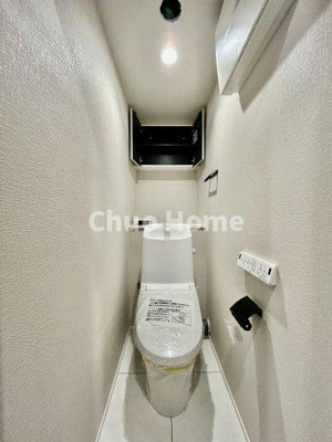 【トイレ】 | 洋伸東大島マンション | 【トイレ】 収納スペースをしっかりと確保した温水洗浄便座機能付きトイレ。温水洗浄便座は清潔にお使いいただくための大切なアイテムです。