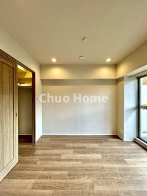 【洋室】 | 洋伸東大島マンション | 【洋室】快適に過ごす条件は、一人ひとり違います。だからこそ飾り過ぎないシンプルな内装と偏り過ぎないデザインで統一しております。居住していく中でオーナー様だけの【マイホーム】に創り上げて下さい