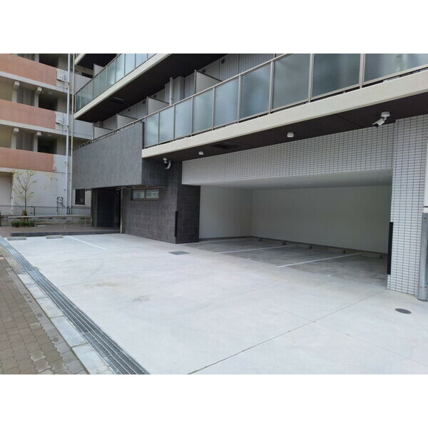 THE RESIDENCE Hの駐車場