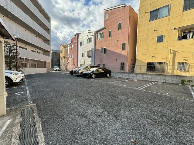 メゾンフェニックスの駐車場