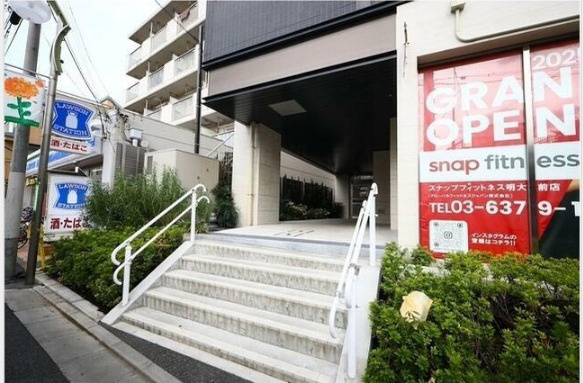 ニューミラ明大前のエントランス