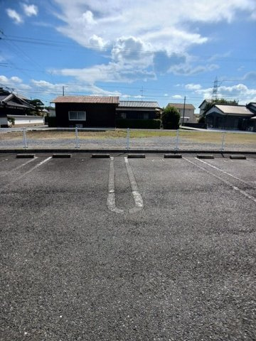 ワイアンドエス　Ａの駐車場