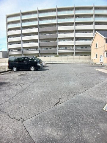 トゥー・ル・モンド　Ⅱの駐車場