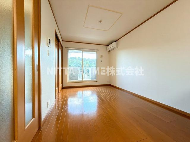 サンライズ福田Ｂの居間・リビング|リビングは１０．２帖でオープンタイプキッチン＊