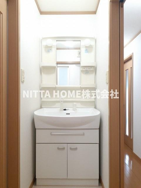 サンライズ福田Ｂの洗面所|シャワー付きの洗面化粧台もありますよ＊