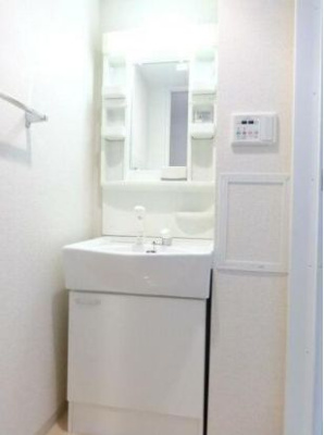 【独立洗面台】 | いずみマンションⅡ | 朝の支度にも助かる、独立の洗髪洗面化粧台