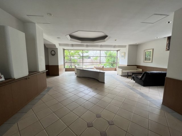 ポレスター医大前のロビー