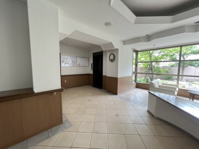 ポレスター医大前のロビー