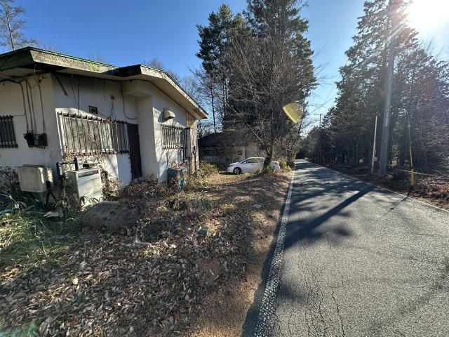 【北杜市高根町東井出】管理分譲地内にあるコンパクトな平家の前面道路含む現地写真