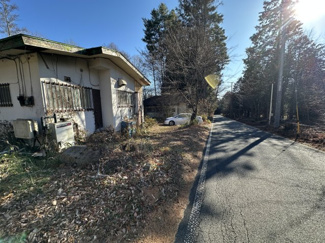 【前面道路含む現地写真】 | 【北杜市高根町東井出】管理分譲地内にあるコンパクトな平家