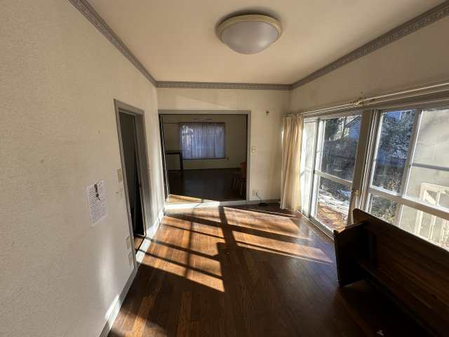 【北杜市高根町東井出】管理分譲地内にあるコンパクトな平家の居間・リビング