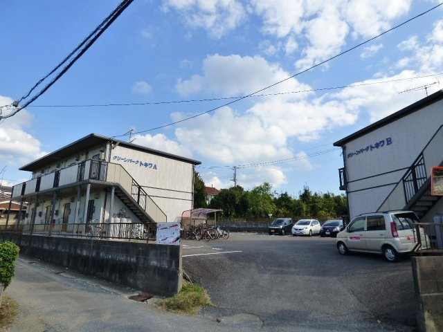 グリーンパークトキワ Aのその他共用部分|敷地は塀で囲まれていて、出入口はスロープなっています。