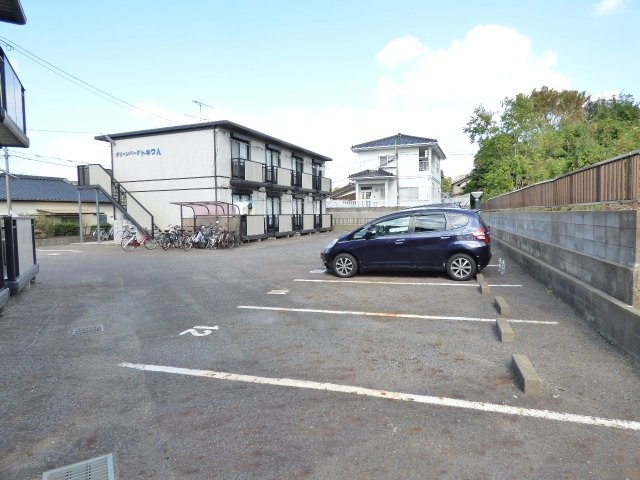 グリーンパークトキワ Aの駐車場|駐車場は広く、壁に沿って横一列の配列なので駐車しやすいです♪