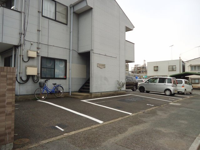 ソシエル西本町の駐車場