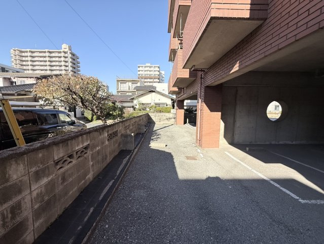 ロイヤル寿マンションの駐車場