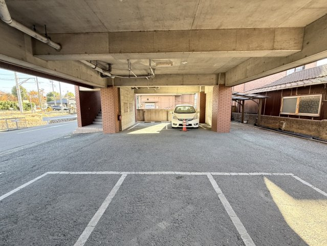 ロイヤル寿マンションの駐車場