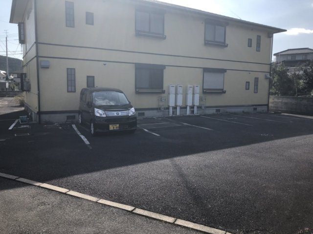 フラワーハイツの駐車場