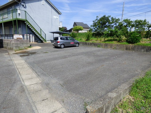 メゾン常盤の駐車場|駐車場は縦列２台分。